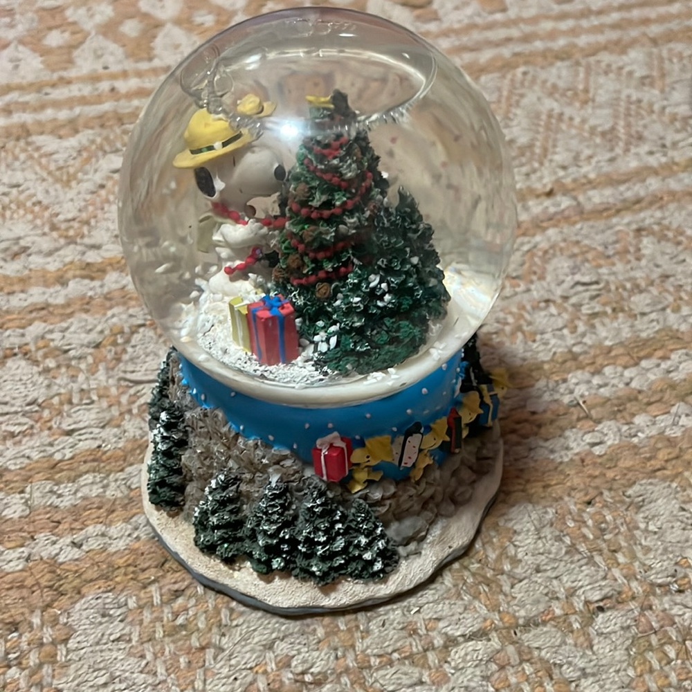 Snoopy snowglobe